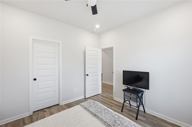 Building Photo - 2700 Westgate Park Dr