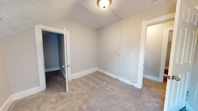 Building Photo - Huge 4 Bedroom Single Family House - almost 1500 SQ FT!