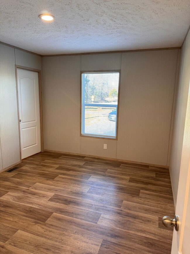 Building Photo - 3 Bedroom || 2 Bathroom in Concord