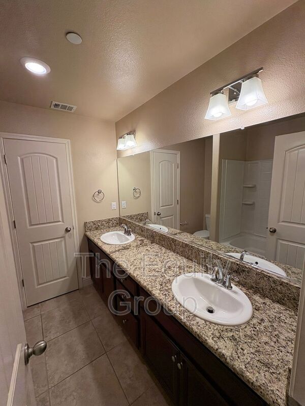 Building Photo - 4201 W Wren Ave