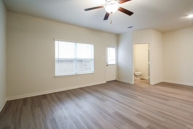 Building Photo - 552 Solomon Ln