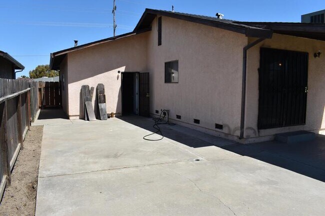 Building Photo - 614 E Linwood Ave