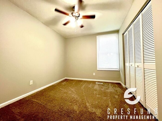 Building Photo - 3 BEDROOM AVAILABLE NOW - Convenient acces...