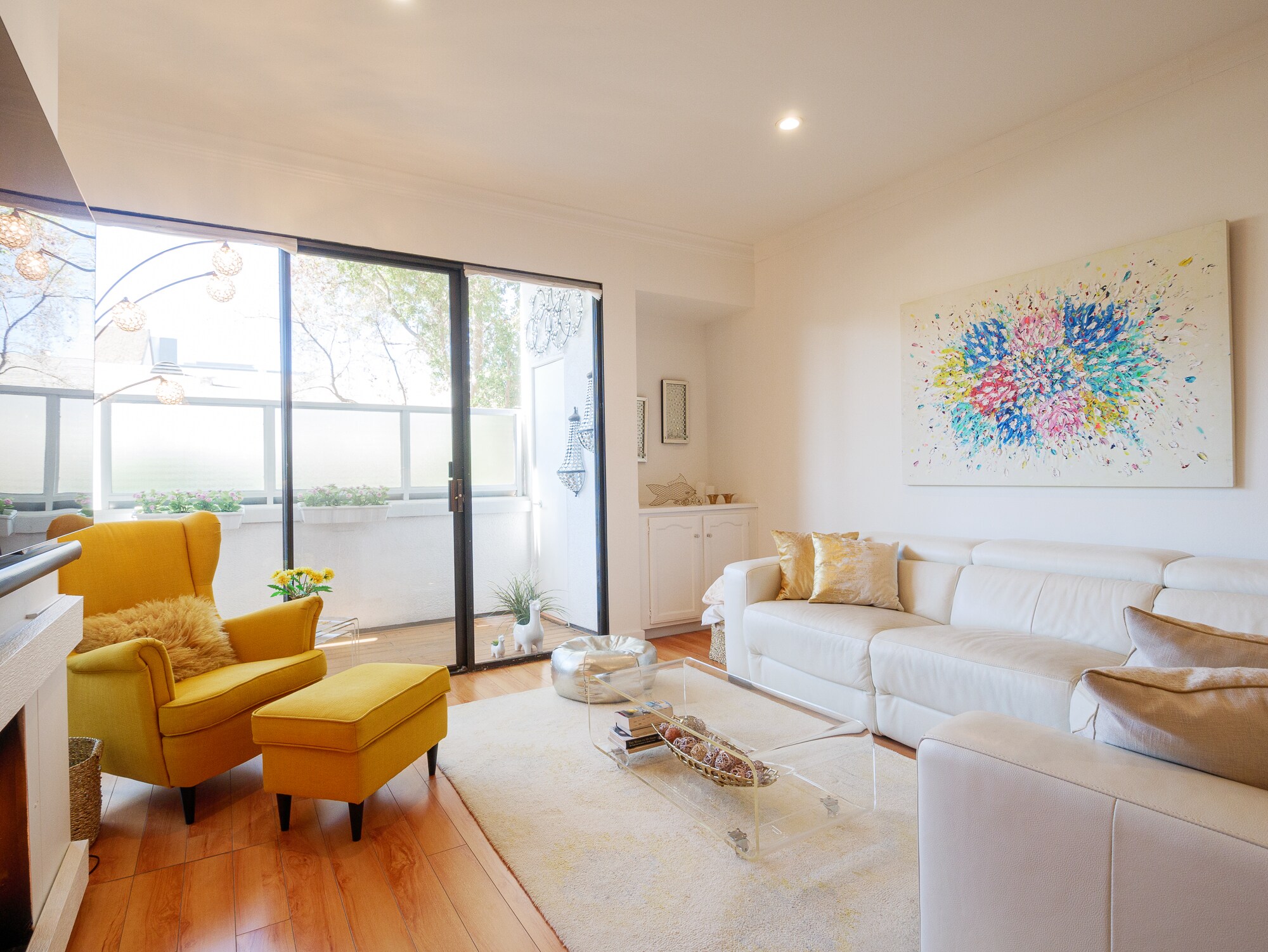 Living area - 2276 S Beverly Glen Blvd