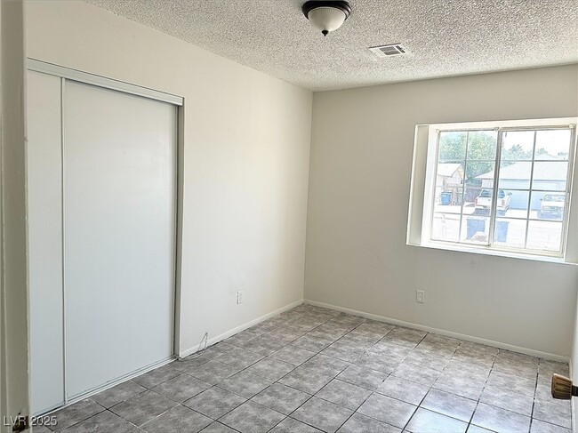 Building Photo - 533 Zuber Ave