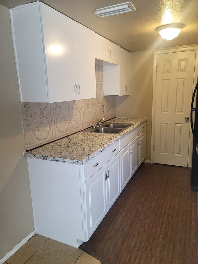 Building Photo - Wonderful Townhome centrally located.  Kit...