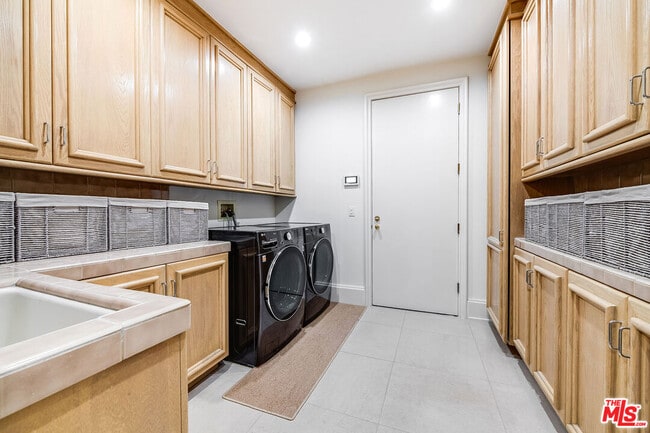 Building Photo - 915 N Rexford Dr