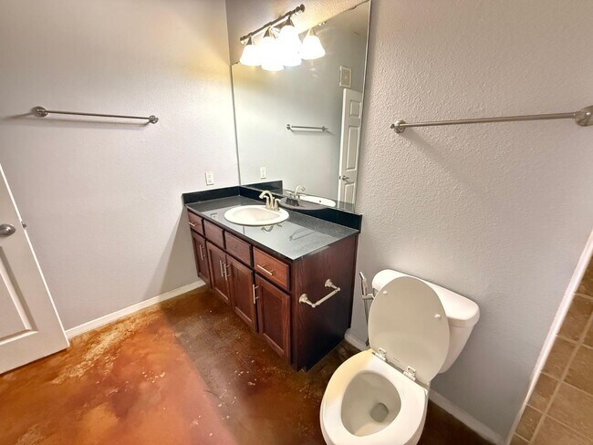 Building Photo - 910 W 25th St