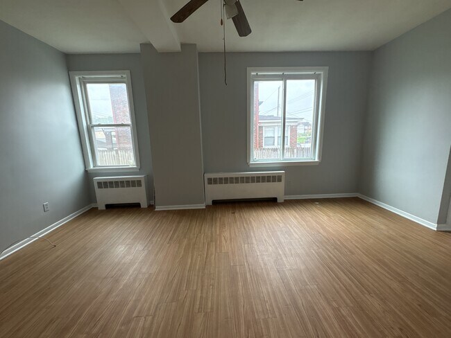 Building Photo - 712 Russellwood Ave