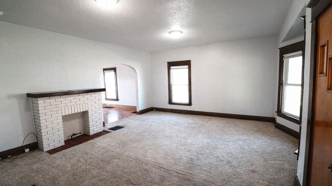 Building Photo - 3 Bedroom House