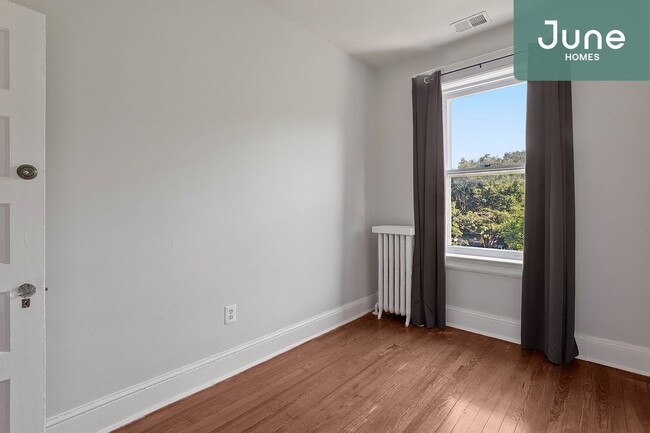 Building Photo - Full room in 4-bed/2.0-bath Home