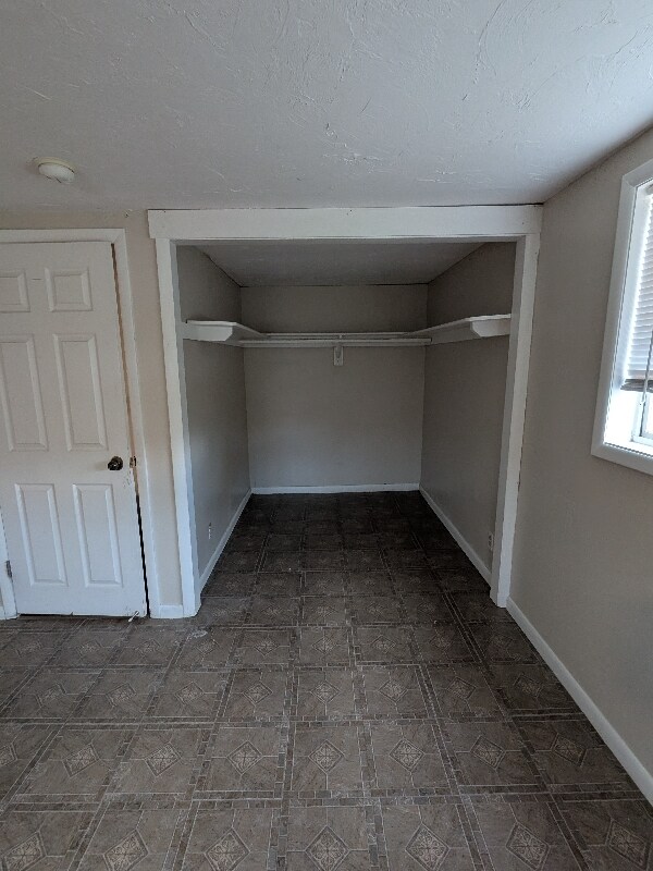 Building Photo - 106 E 1st S