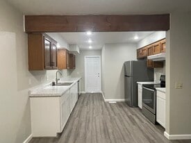 Building Photo - 14210 Beverly Park Rd