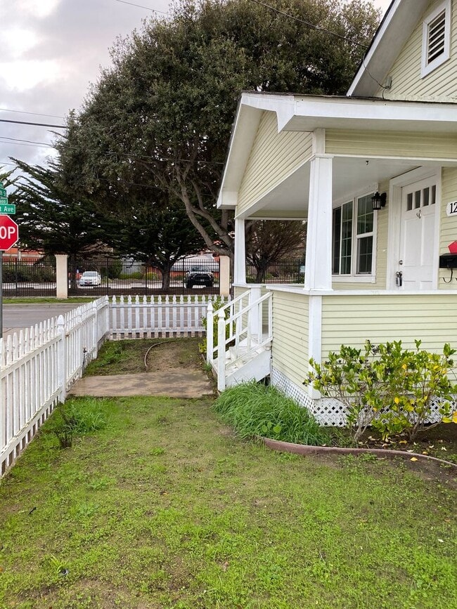Building Photo - Two bedroom one bath home walking distance to beach and Naval Postgraduate School