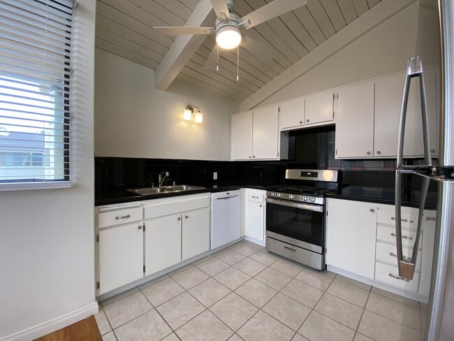 Building Photo - Lovely 2Bedroom, 2 Bathroom Condo!