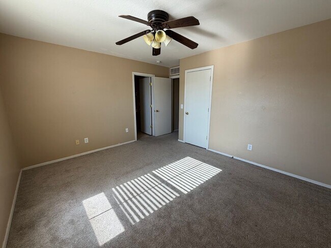 Building Photo - Beautiful Home for Rent in Phoenix! **NEW CARPET**