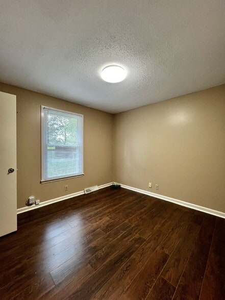 Building Photo - 365 Welchwood Dr