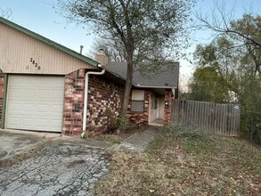 Building Photo - 2 bed, 1 bath with a 1 car garage duplex for rent in Moore near NW 27th and Shields.  New Paint a...