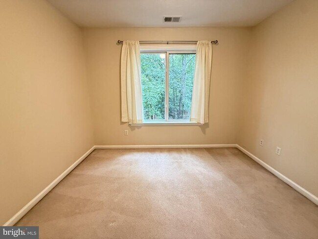 Building Photo - 1234 Lakeview Dr