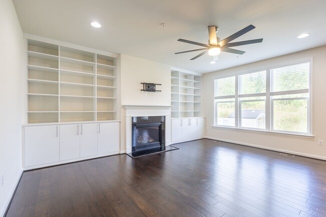 Building Photo - Beautiful 4 BR/3.5 BA Single-Family Home i...