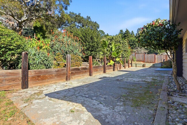 Building Photo - Country property close to town!