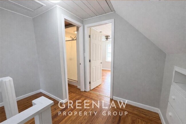 Building Photo - 1944 Lyle Ave