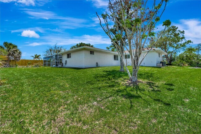 Building Photo - 9125 SE Karin St