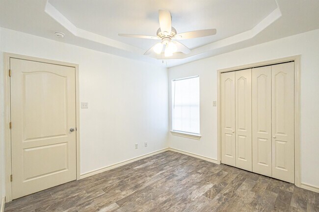 Building Photo - 1000 Ranchway Dr