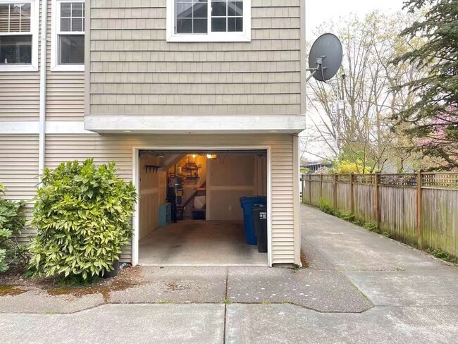 Building Photo - Great Townhome For Rent