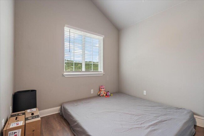 Building Photo - 5800 Clubhouse Dr