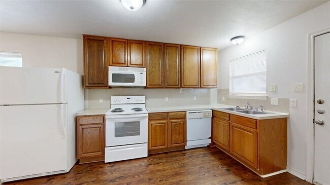 Building Photo - 1915 Pine Tree Dr