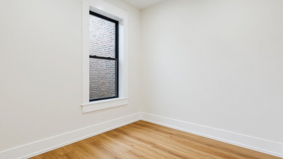 Building Photo - 944 N Damen Ave