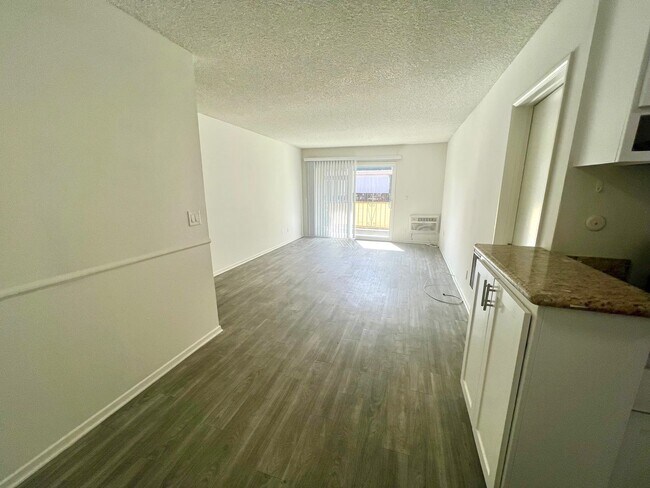 Building Photo - One Bedroom with Pool View - One Month Free!