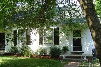 Building Photo - 207 Friendly Ln