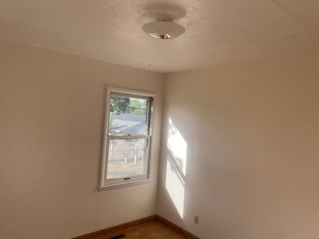 Building Photo - 3 bedroom, 1.5 Bath Home located near Skyv...