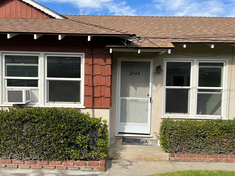 Building Photo - 2542 N Buena Vista St