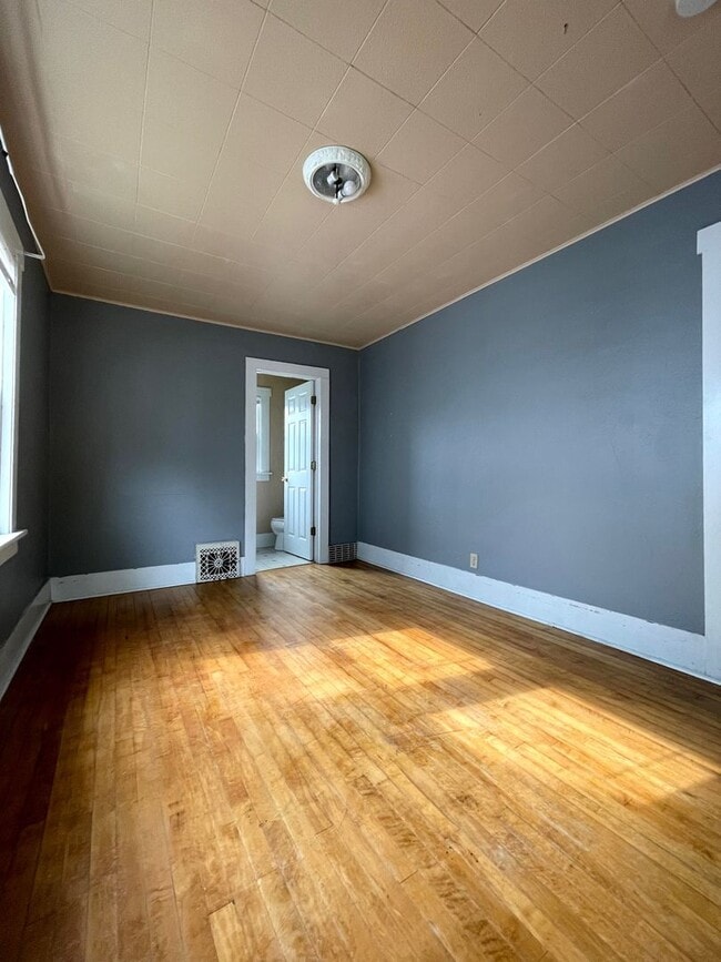 Building Photo - Three Bedroom Single Family Home In La Crosse
