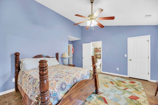 Building Photo - Stylish Living with Spacious Backyard!