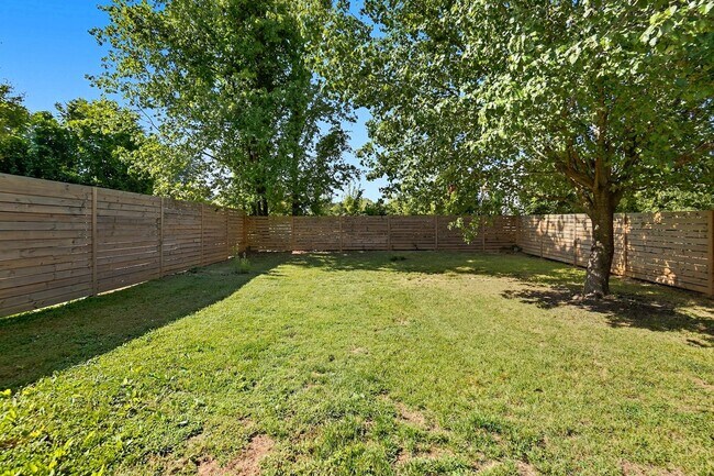 Building Photo - Beautifully Renovated 3-Bedroom with Fence...