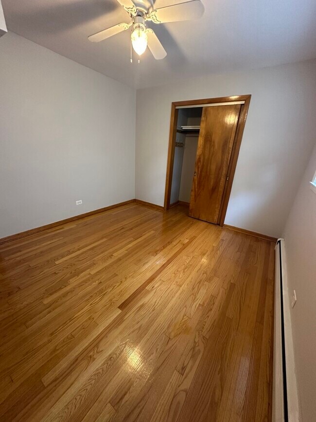 Building Photo - 2023 W Balmoral Ave