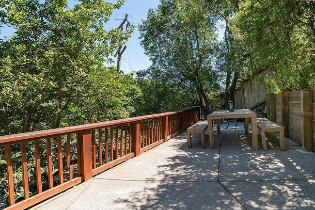 Building Photo - 5 Oak Springs Dr