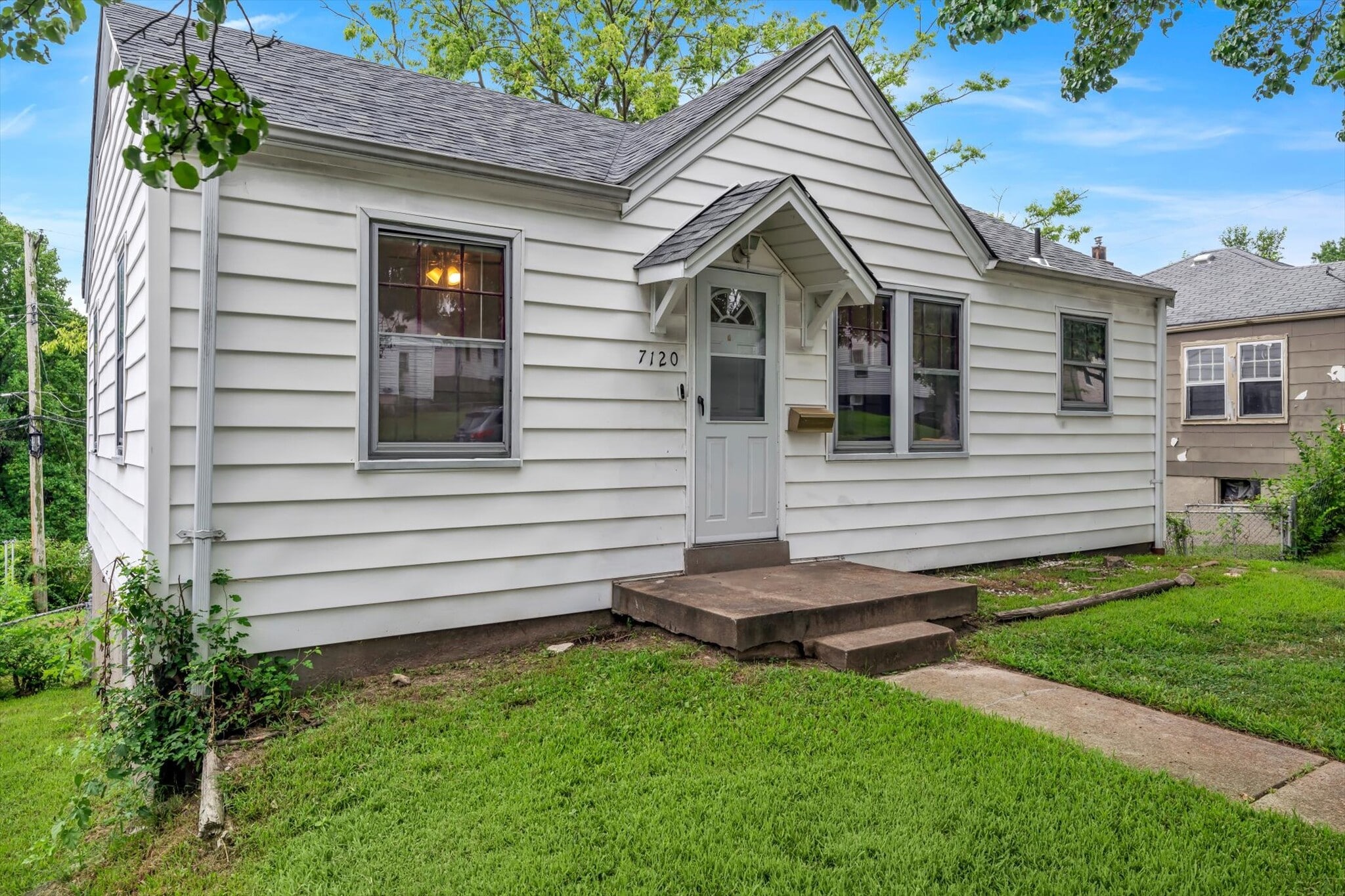 Building Photo - 7120 Roslyn Dr