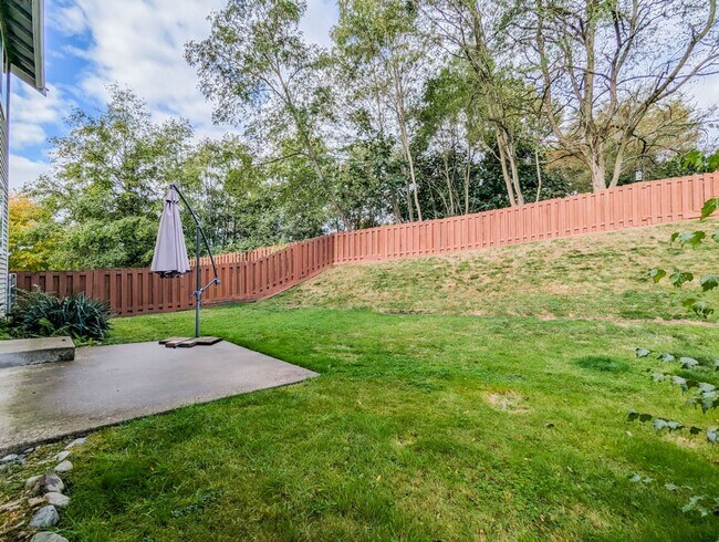 Building Photo - Beautiful 3 bed, 2.5 bath home with fully ...