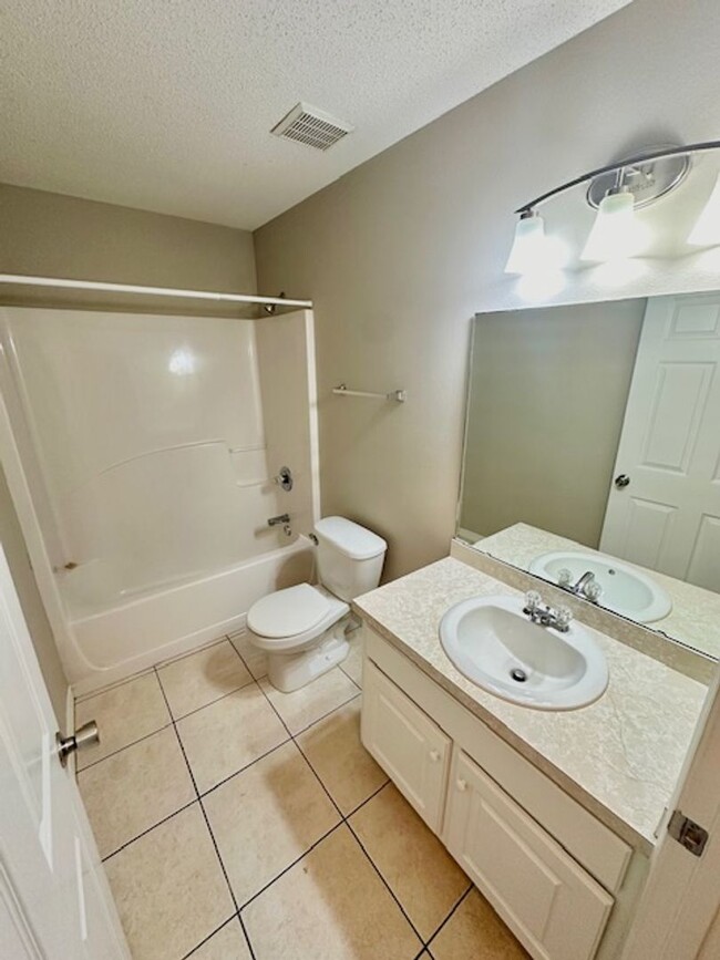 Building Photo - 2 bedroom/2 bathroom/2 car garage town hom...