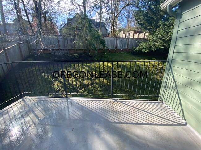 Building Photo - 2 bed 2 bath South Eugene Townhome