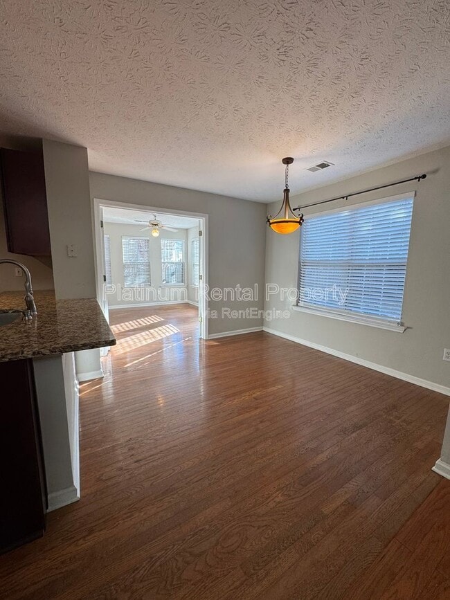 Building Photo - 11080 Crabapple Lake Dr