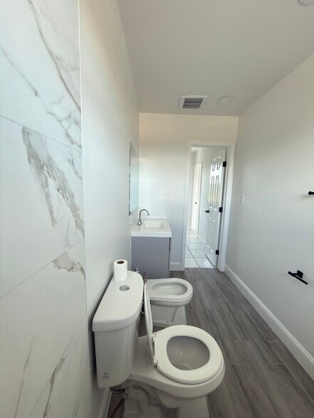 Building Photo - 325 W 60th St