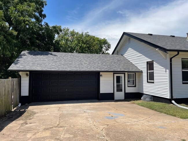Building Photo - Charming 3-Bedroom, 1.5-Bathroom Home With...