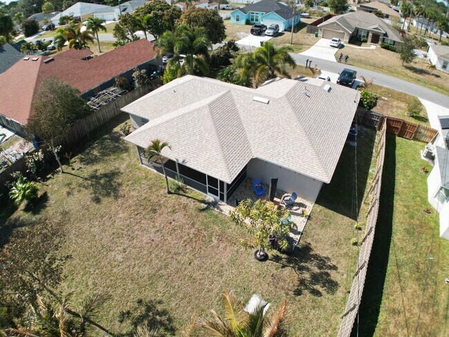 Building Photo - 3647 SW Ballweg St