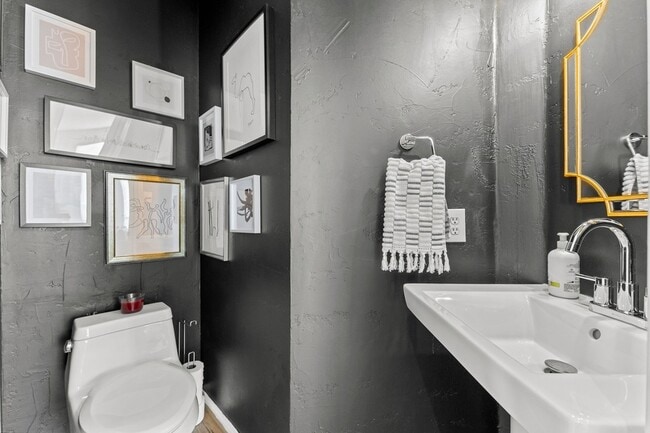 Building Photo - 7 S Avonlea Cir